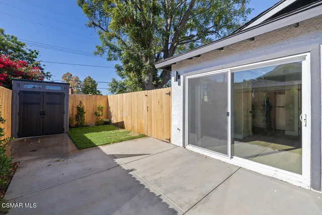 a view of backyard of the house