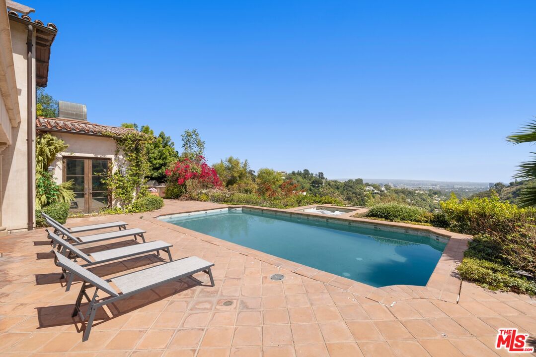 1111 Stradella Road Los Angeles, CA 90077 - Photo 3 of 37