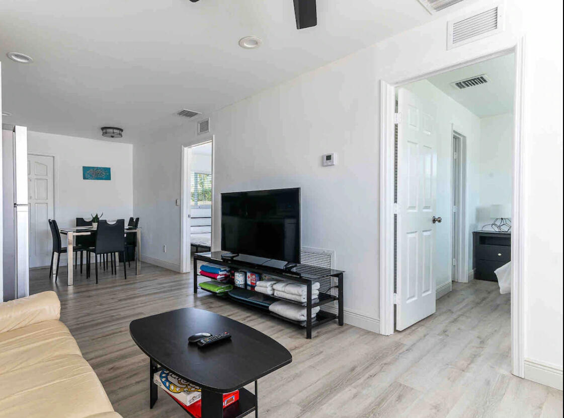 2499 Northeast 2nd Avenue, Unit B Boca Raton, FL 33431 - Photo 4 of 11 IMG_3254