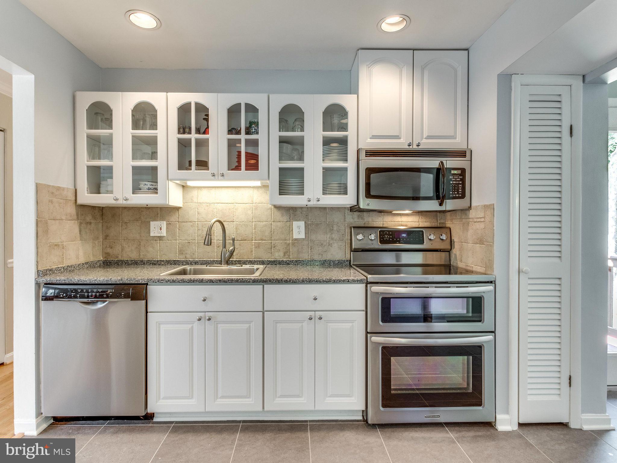 6220 Tyner Street Springfield, VA 22152 - Photo 9 of 30 Kitchen