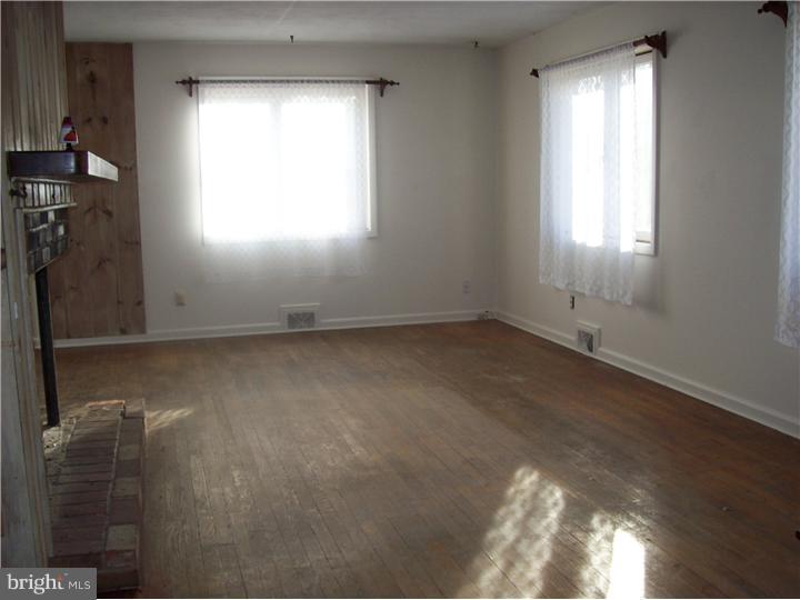 54 Perry Drive Ewing, NJ 08628 - Photo 4 of 8 Gallery Image 4