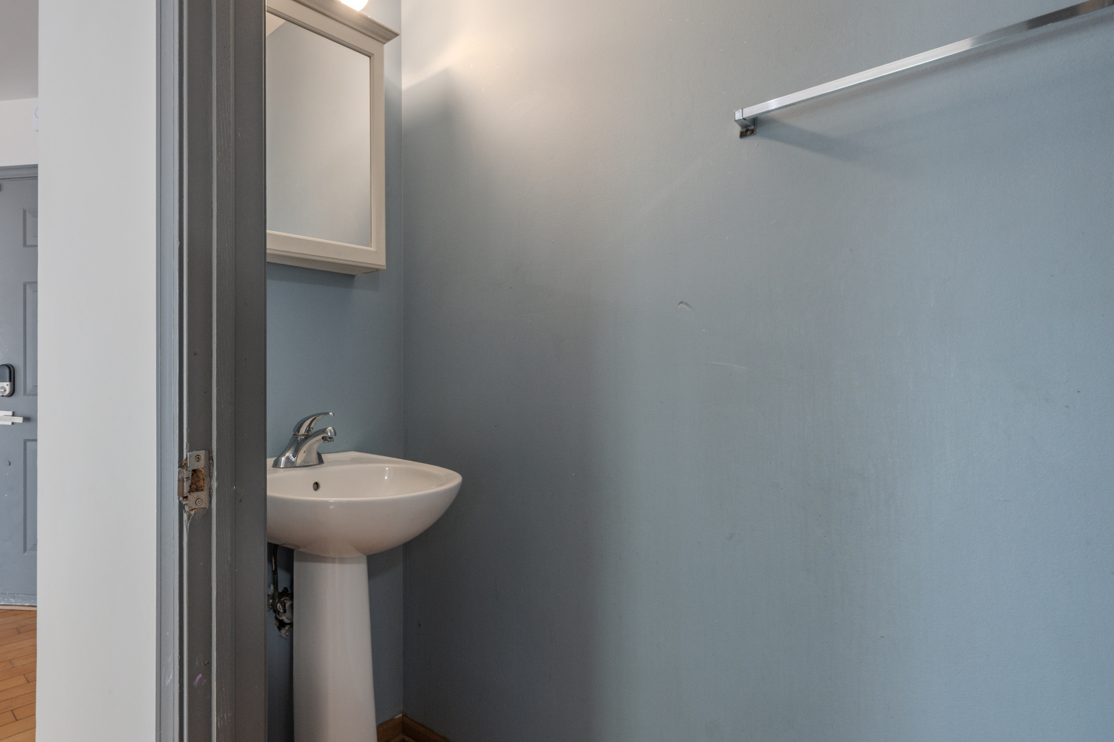 823 Park Bluff Circle Elgin, IL 60120 - Photo 7 of 20 a bathroom with a sink and mirror