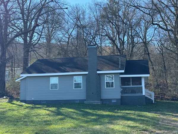 a view of front of a house with a yard