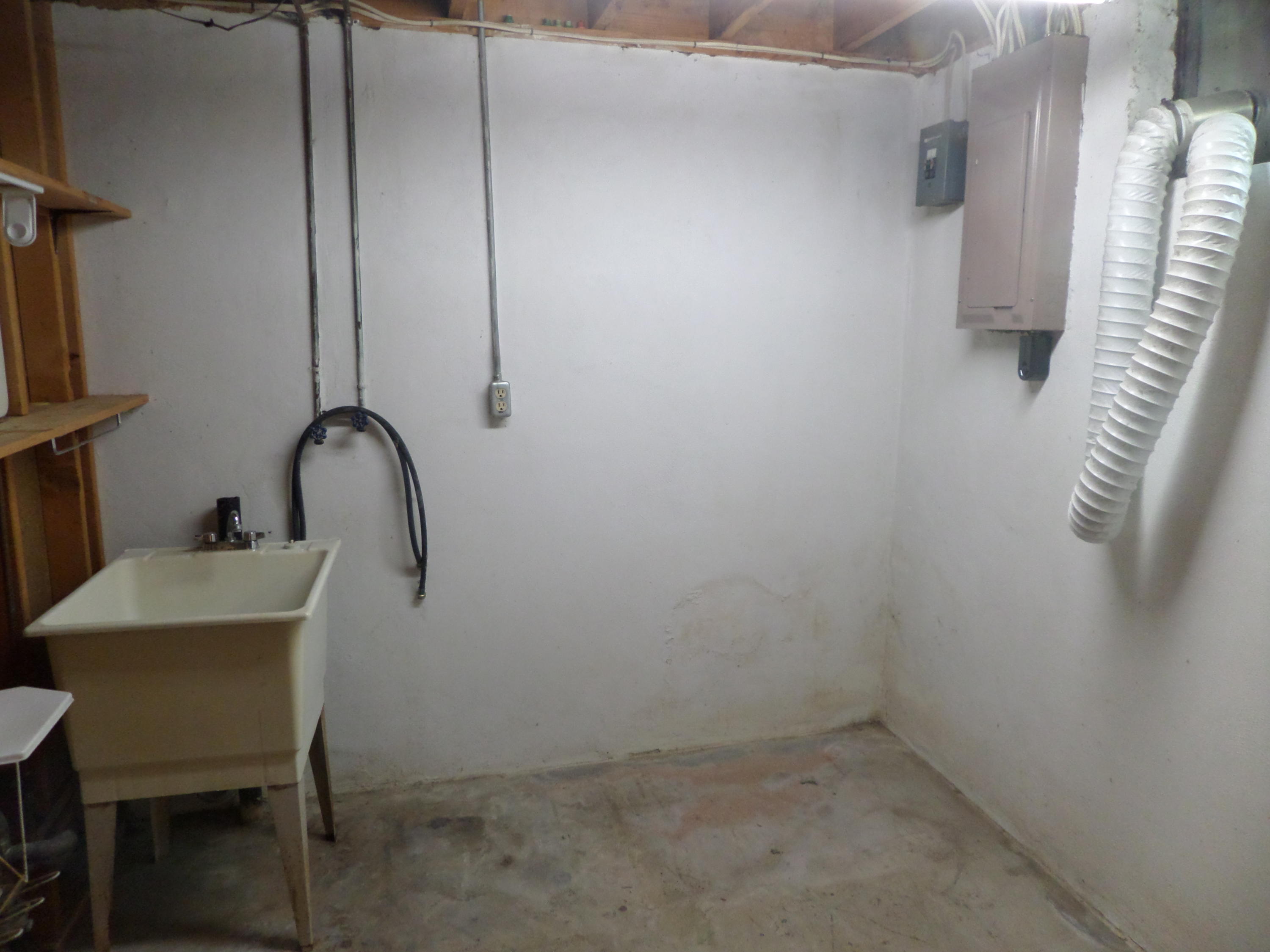 3002 Lofton Road Roanoke, VA 24018 - Photo 25 of 28 Laundry Room