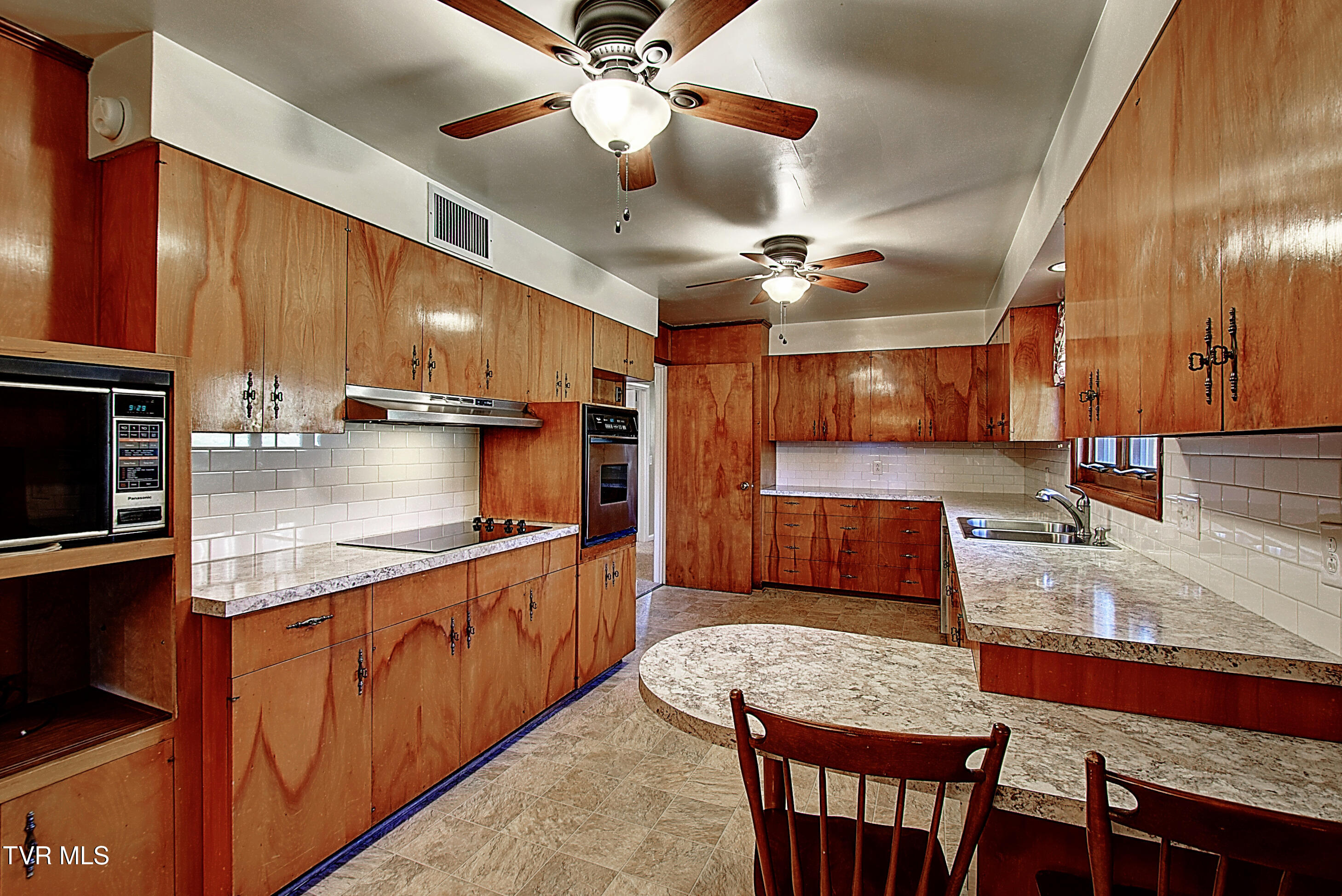 528 Bays View Road Kingsport, TN 37660 - Photo 15 of 40 DSC_0271And8more