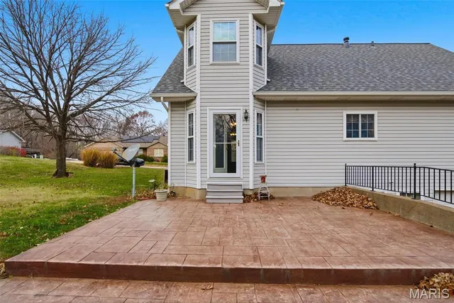 $277,500 | 320 North Cedar Bluff Drive, Valmeyer, IL 62295