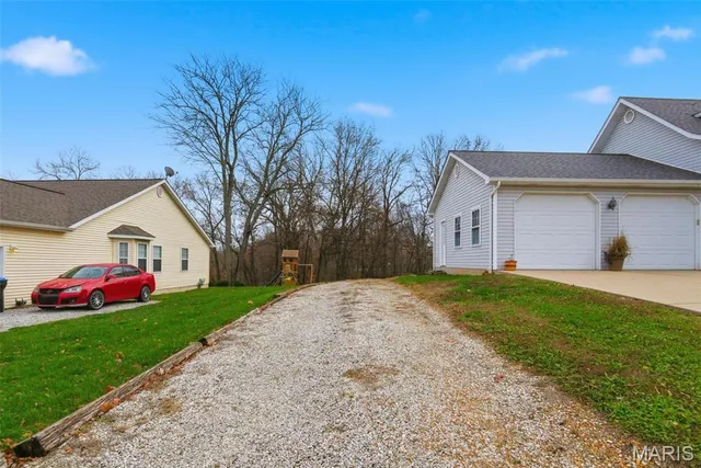 $277,500 | 320 North Cedar Bluff Drive, Valmeyer, IL 62295