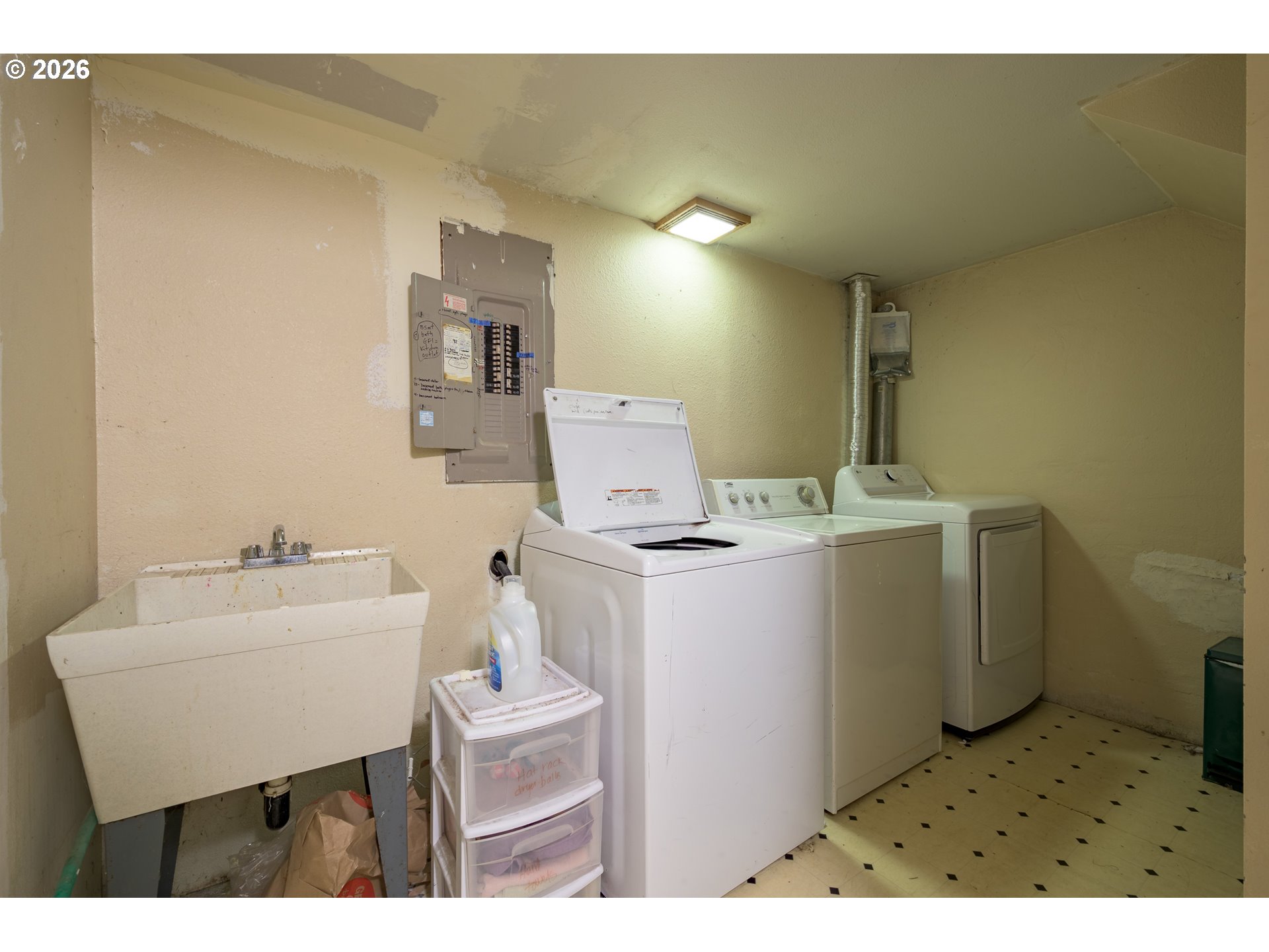 325 River Road Eugene, OR 97404 - Photo 25 of 44 Laundry
