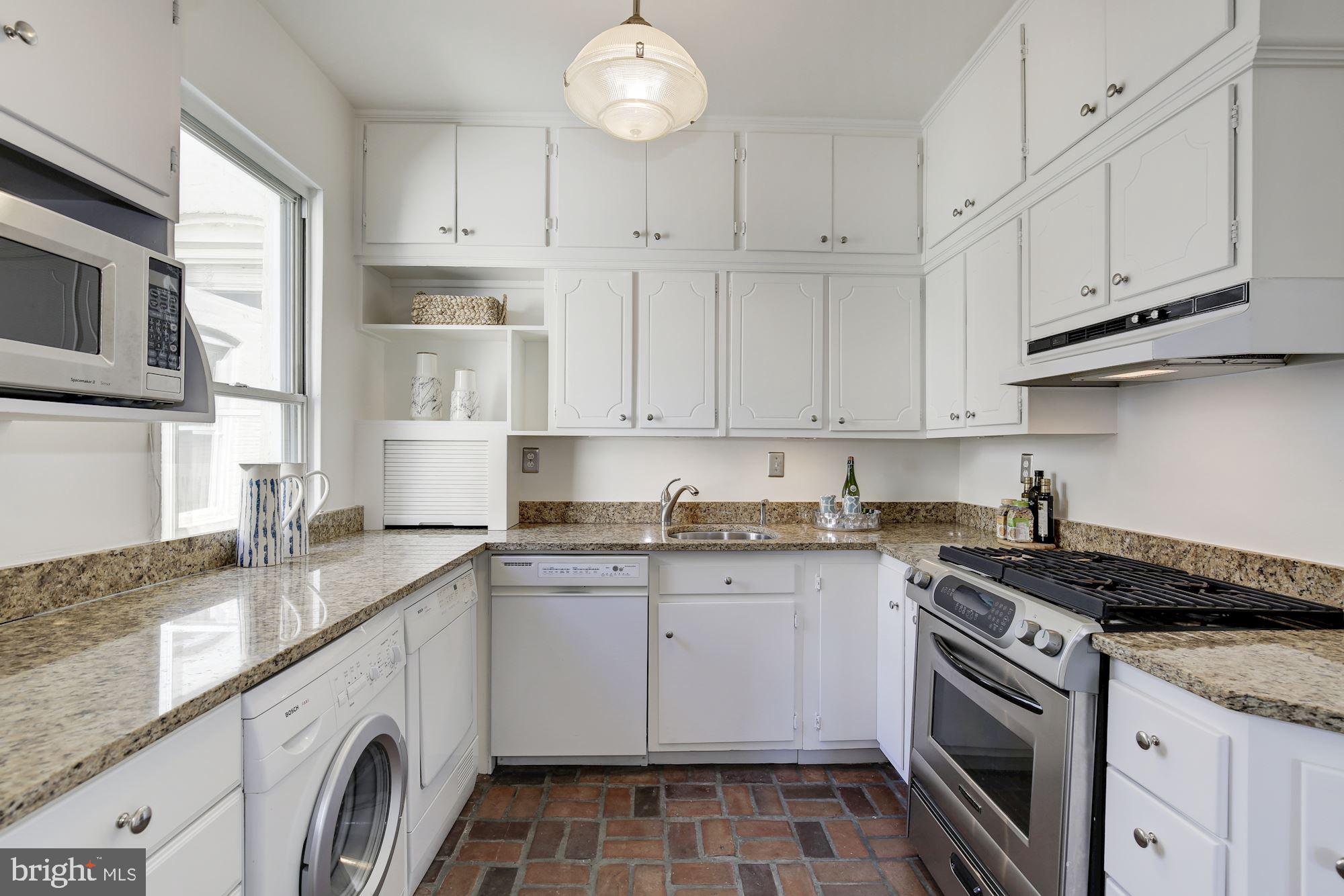 3016 R Street Northwest, Unit 3 Washington, DC 20007 - Photo 5 of 12 Kitchen w/gas stove