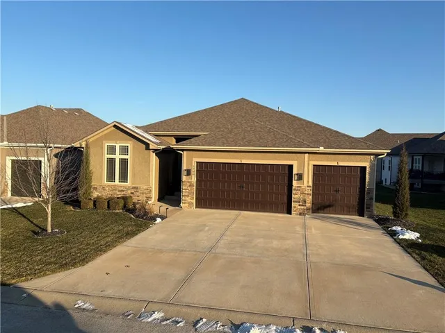 $579,900 | 1700 Northeast Parkwood Drive, Lee's Summit, MO 64064