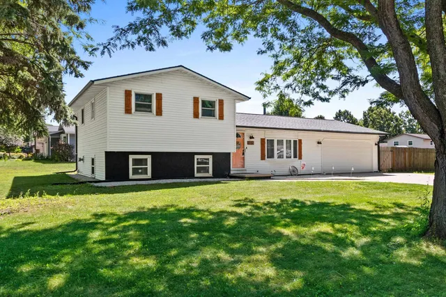 $319,900 | 1015 Aphrodite Road, Green Bay, WI 54311