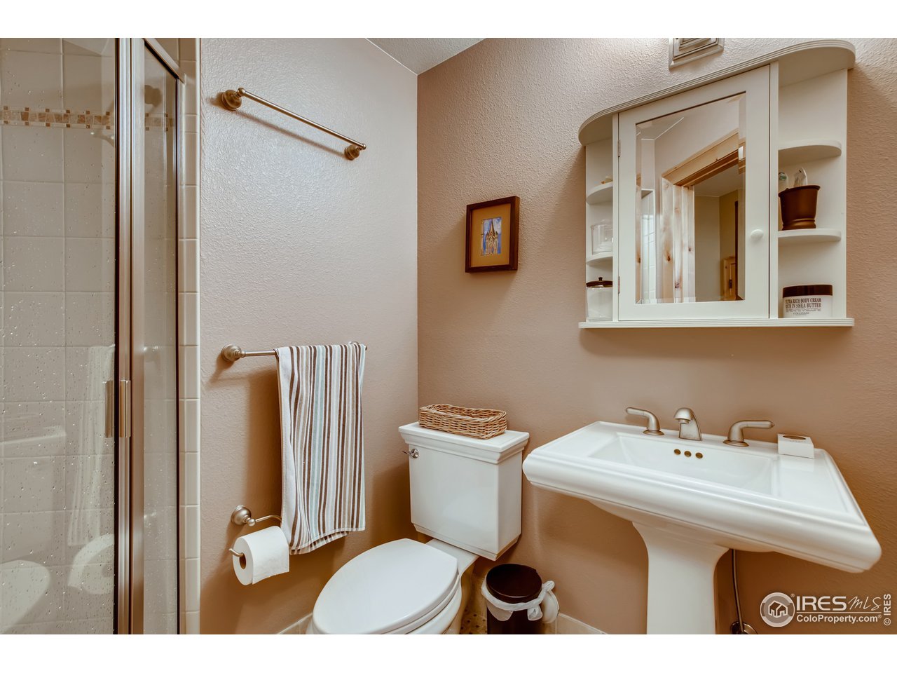 10484 Sunlight Drive Lafayette, CO 80026 - Photo 34 of 40 a bathroom with a sink toilet and shower