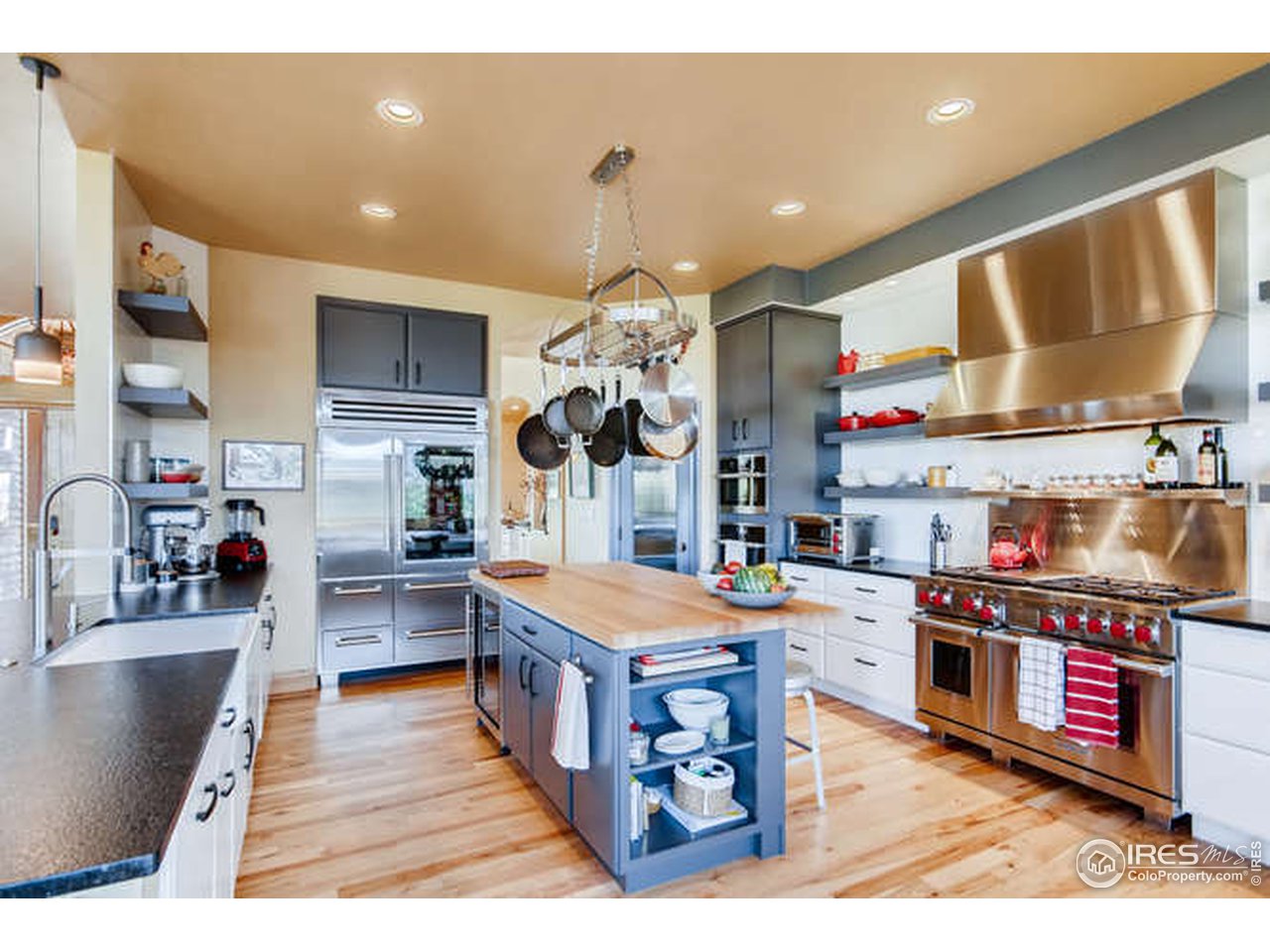 10484 Sunlight Drive Lafayette, CO 80026 - Photo 6 of 40 a kitchen with stainless steel appliances granite countertop a sink dishwasher stove and refrigerator