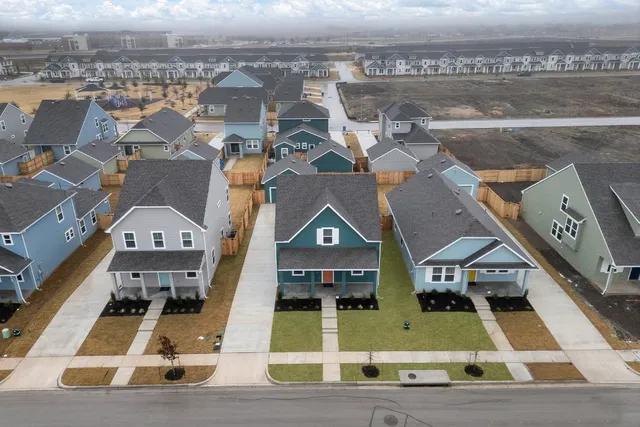 a view of an house with backyard and garden