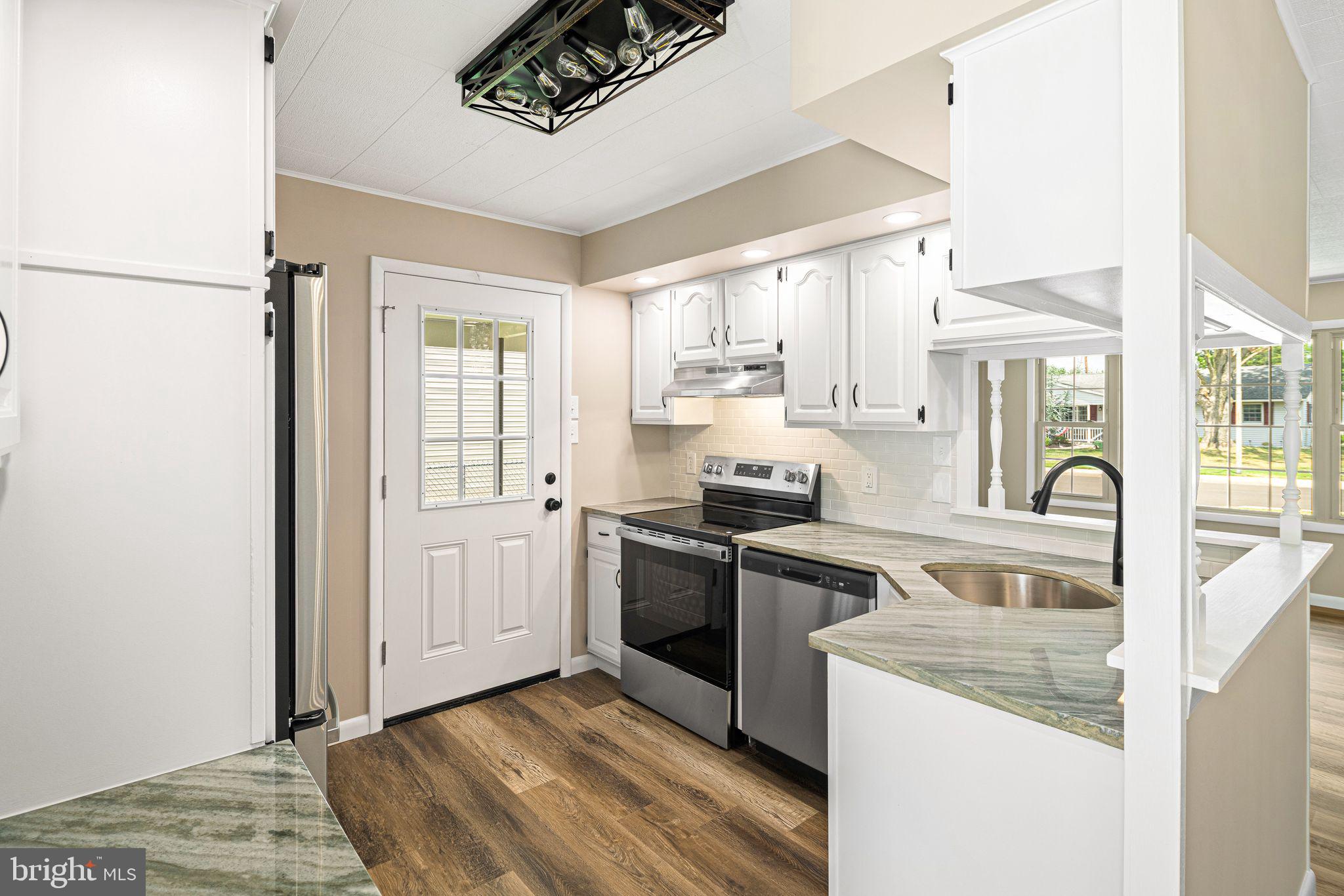 224 Suffolk Road Fairless Hills, PA 19030 - Photo 4 of 23 Updated Kitchen