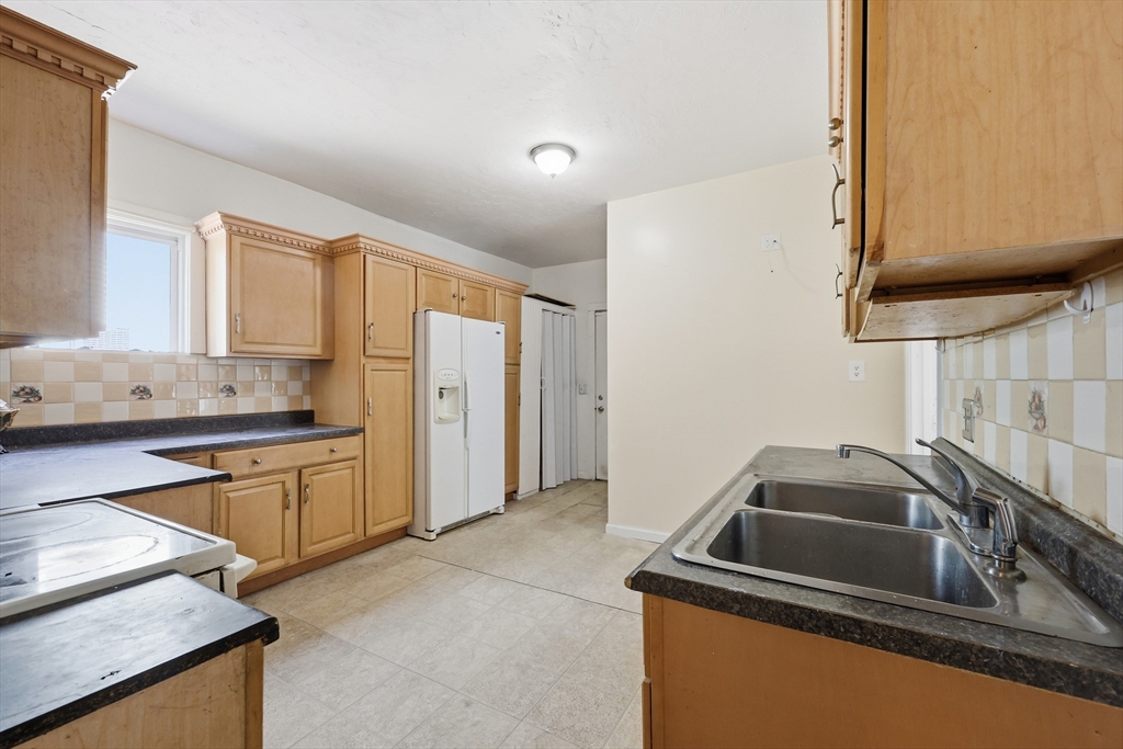 18 Keith Street Springfield, MA 01108 - Photo 7 of 29