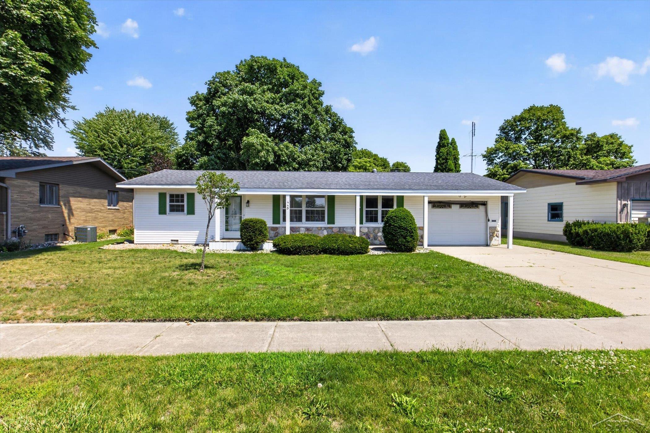 445 Henry Street Sebewaing, MI 48759 - Photo 2 of 37