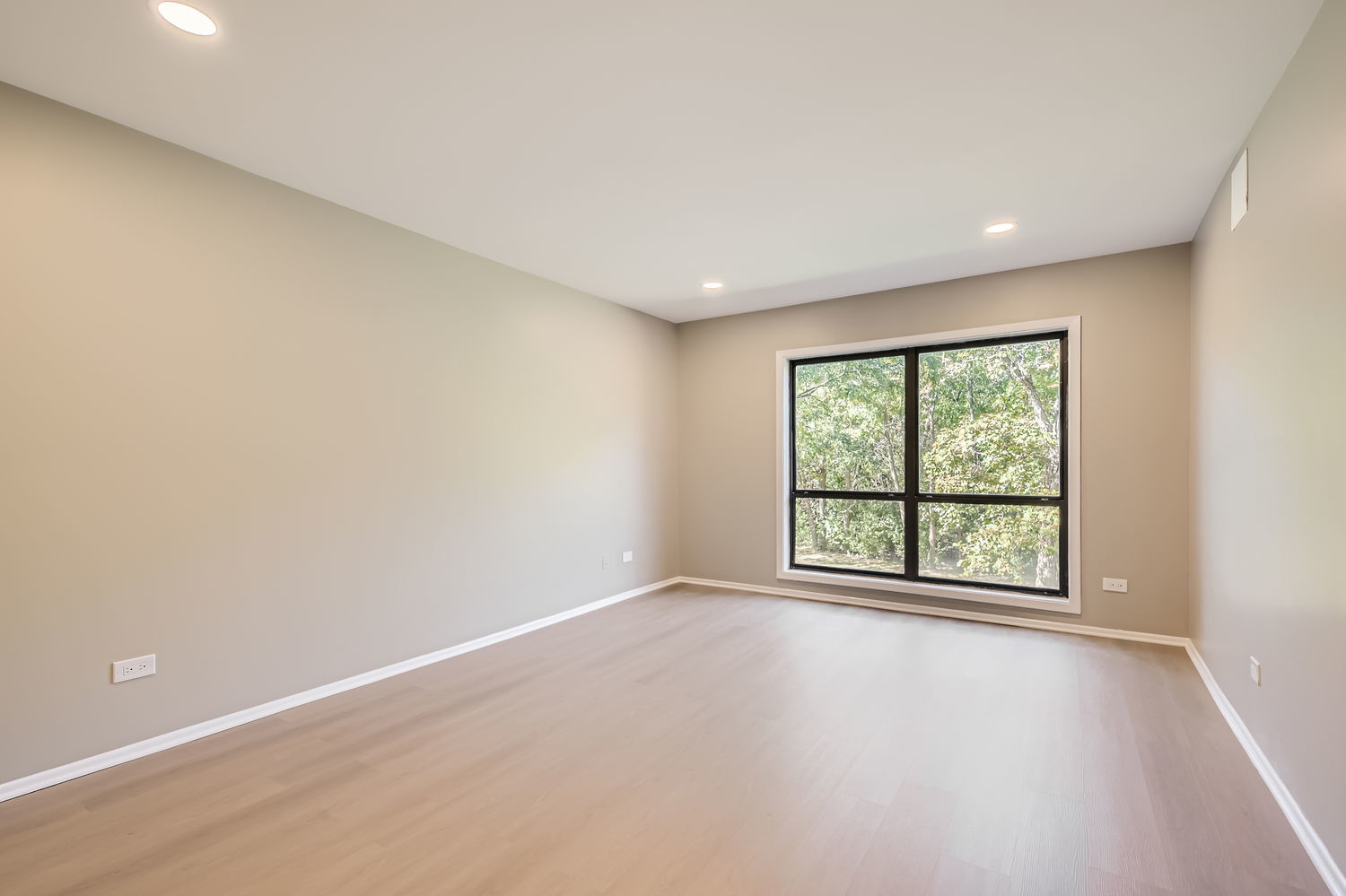 1060 Shermer Road, Unit 26 Northbrook, IL 60062 - Photo 14 of 17 an empty room with windows and closet