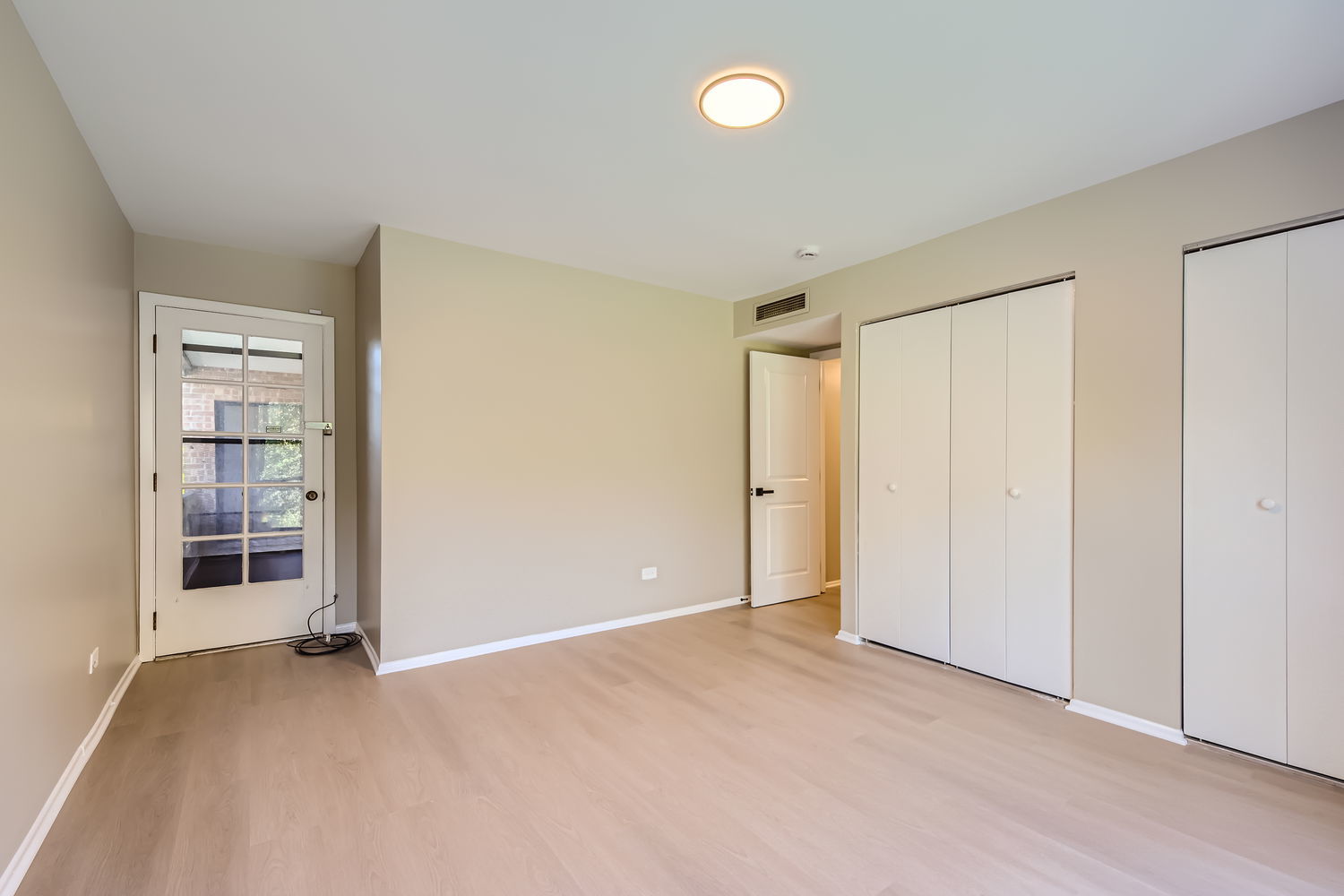 1060 Shermer Road, Unit 26 Northbrook, IL 60062 - Photo 10 of 17 an empty room with windows