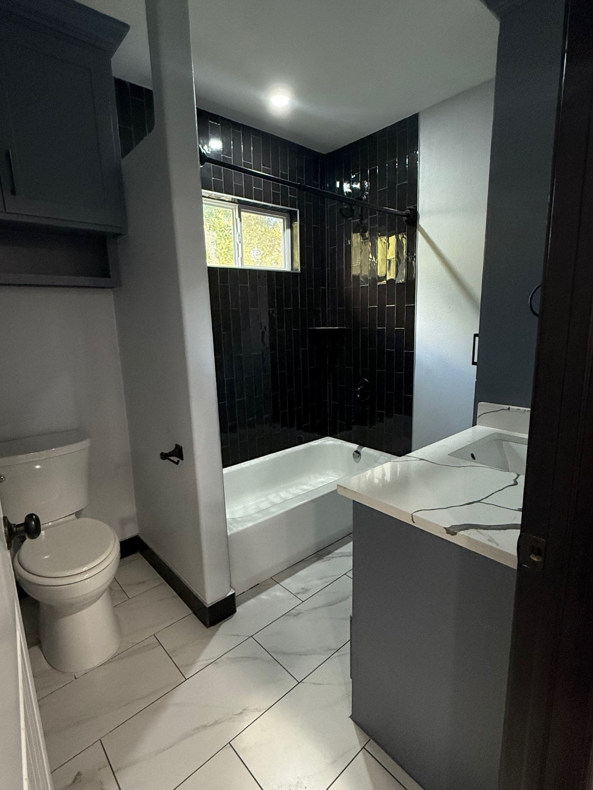 14213 4th Street Santa Fe, TX 77517 - Photo 10 of 20 a bathroom with a bathtub and a toilet