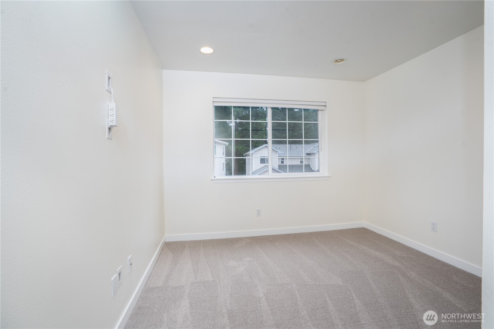 1971 South 368th Place, Unit 902 Federal Way, WA 98003 - Photo 13 of 39 an empty room with a window