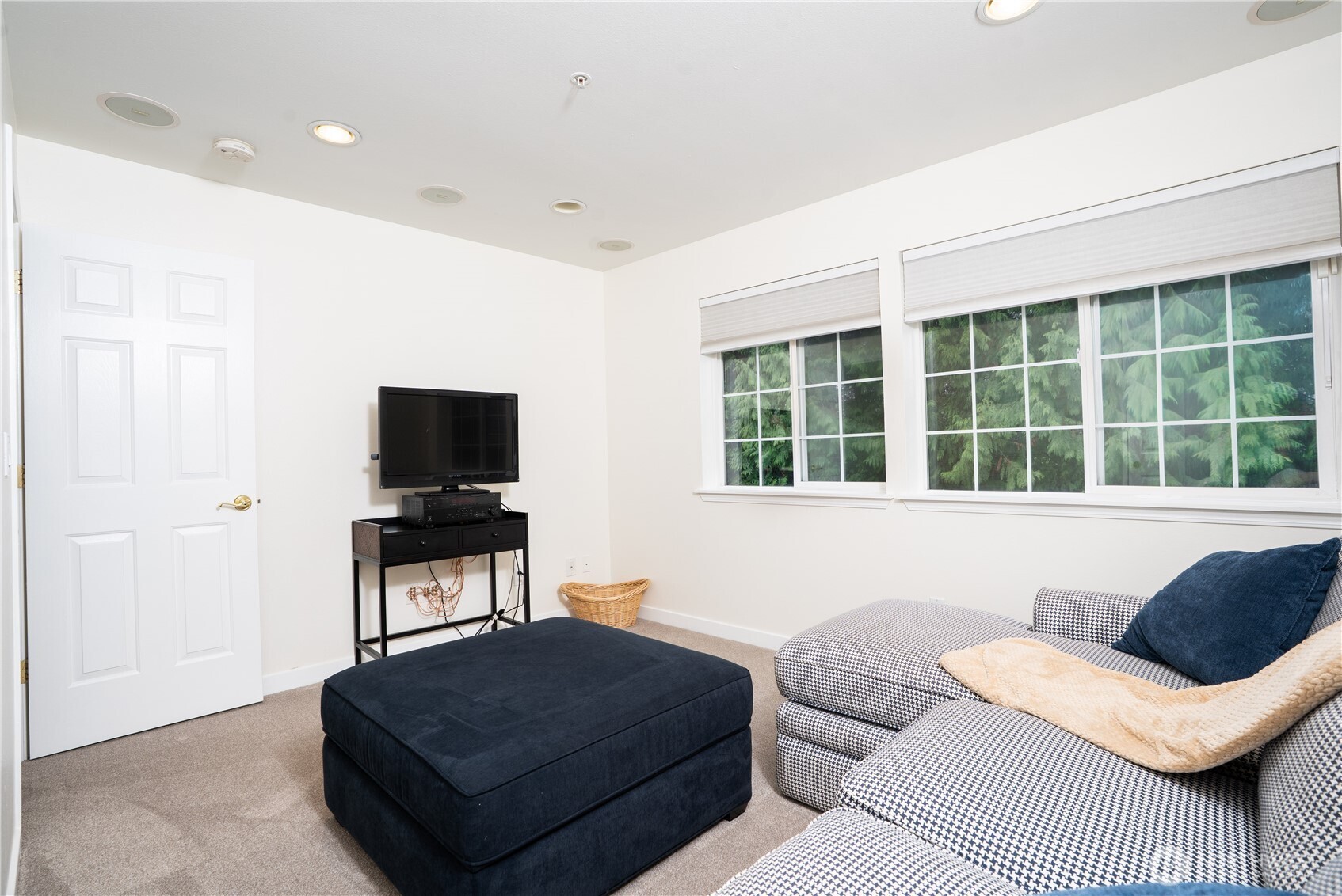 1971 South 368th Place, Unit 902 Federal Way, WA 98003 - Photo 15 of 39 a living room with furniture and a flat screen tv
