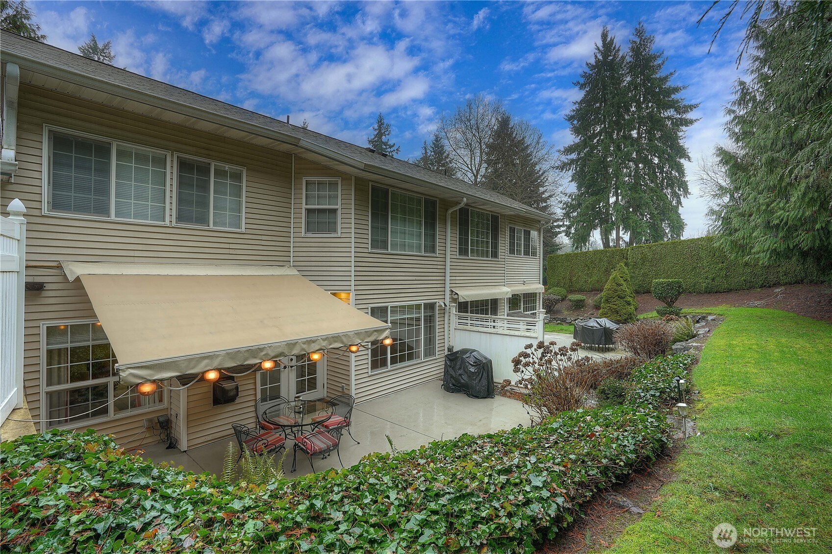 1971 South 368th Place, Unit 902 Federal Way, WA 98003 - Photo 25 of 39 a backyard of a house with outdoor seating