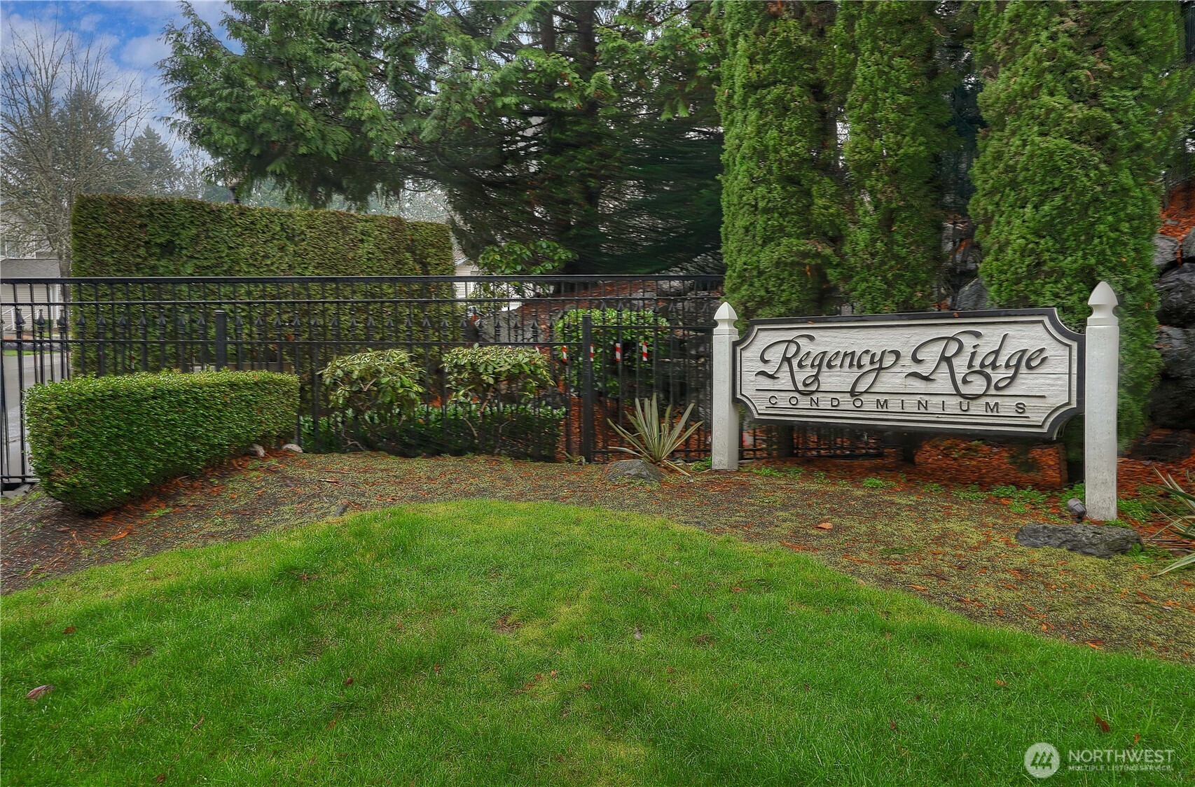 1971 South 368th Place, Unit 902 Federal Way, WA 98003 - Photo 31 of 39 a view of garden with wooden fence
