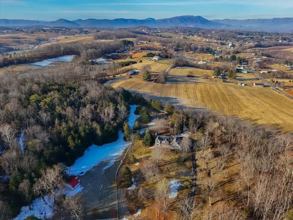 $630,500 | 146 Hill Drive, Fincastle, VA 24090