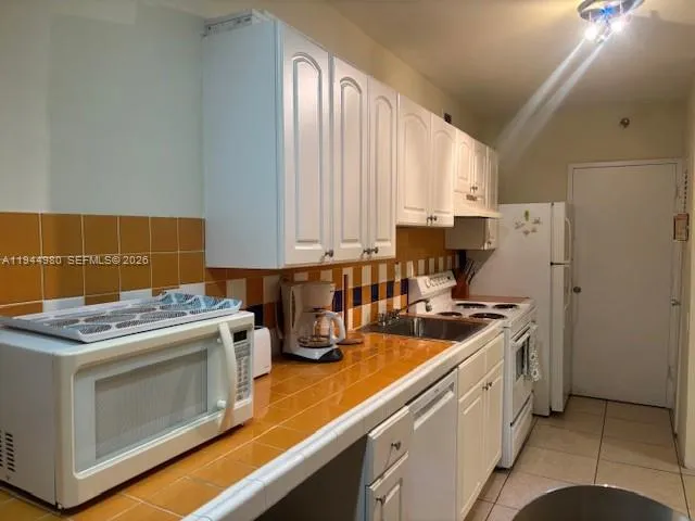 $2,300 | 100 Lincoln Road, Unit 512, Miami Beach, FL 33139