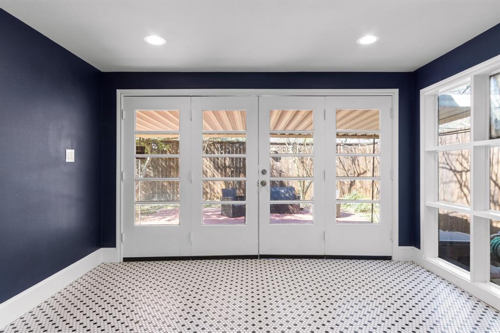 2815 Cumberland Avenue Waco, TX 76708 - Photo 34 of 40 an empty room with wooden floor and windows
