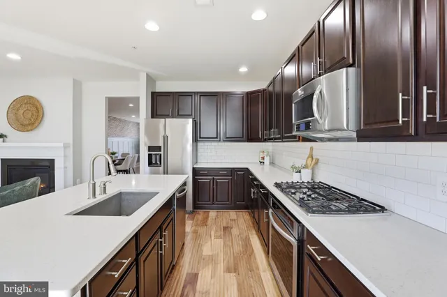 $999,999 | 2307 Richmond Highway, Unit 102, Alexandria, VA 22301