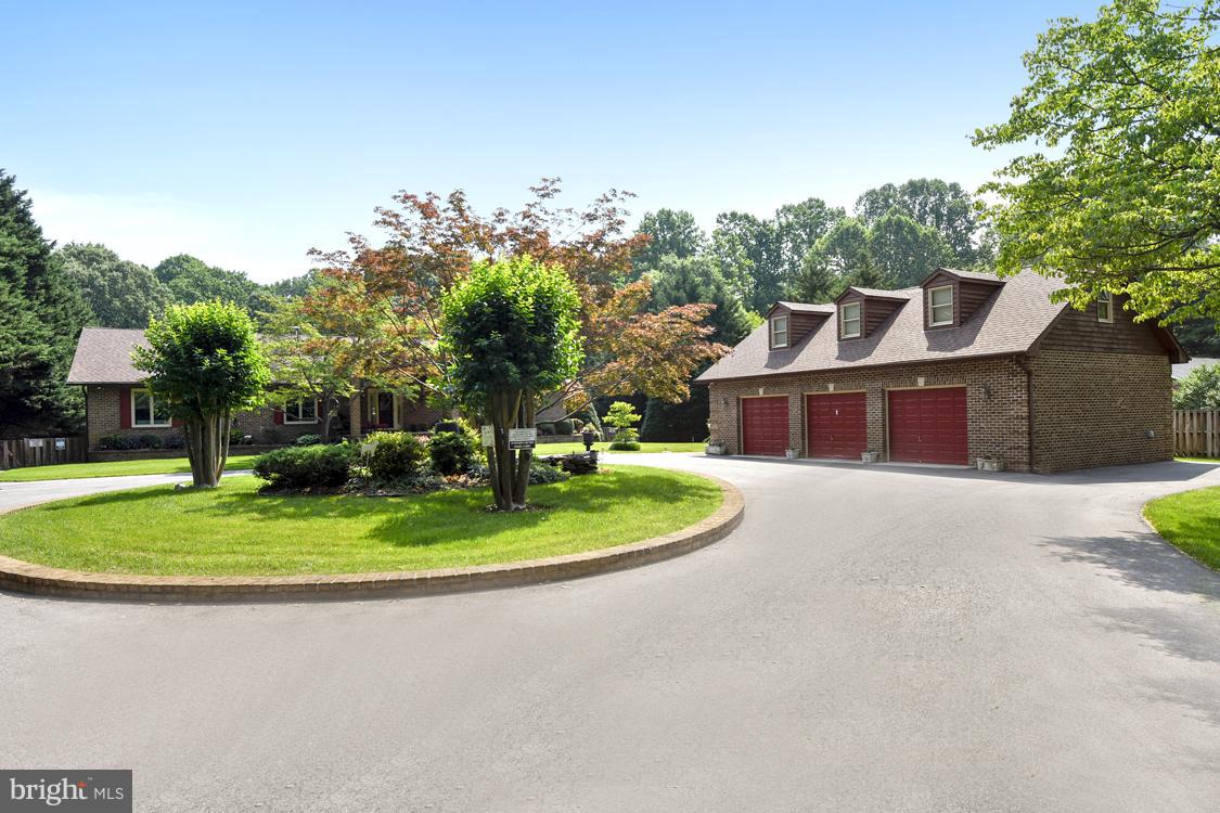 5497 Solomons Island Road Lothian, MD 20711 - Photo 8 of 30 Detached 3-Car Garage and Circular Parking Court