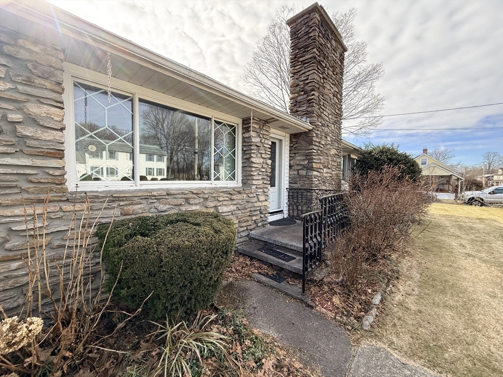 33 Slater Street Webster, MA 01570 - Photo 3 of 24