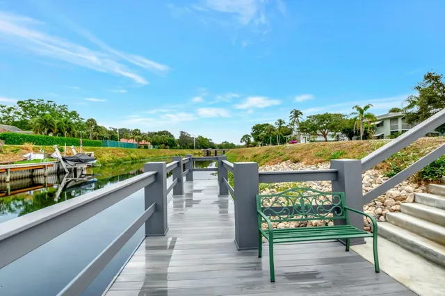 a view of a back yard