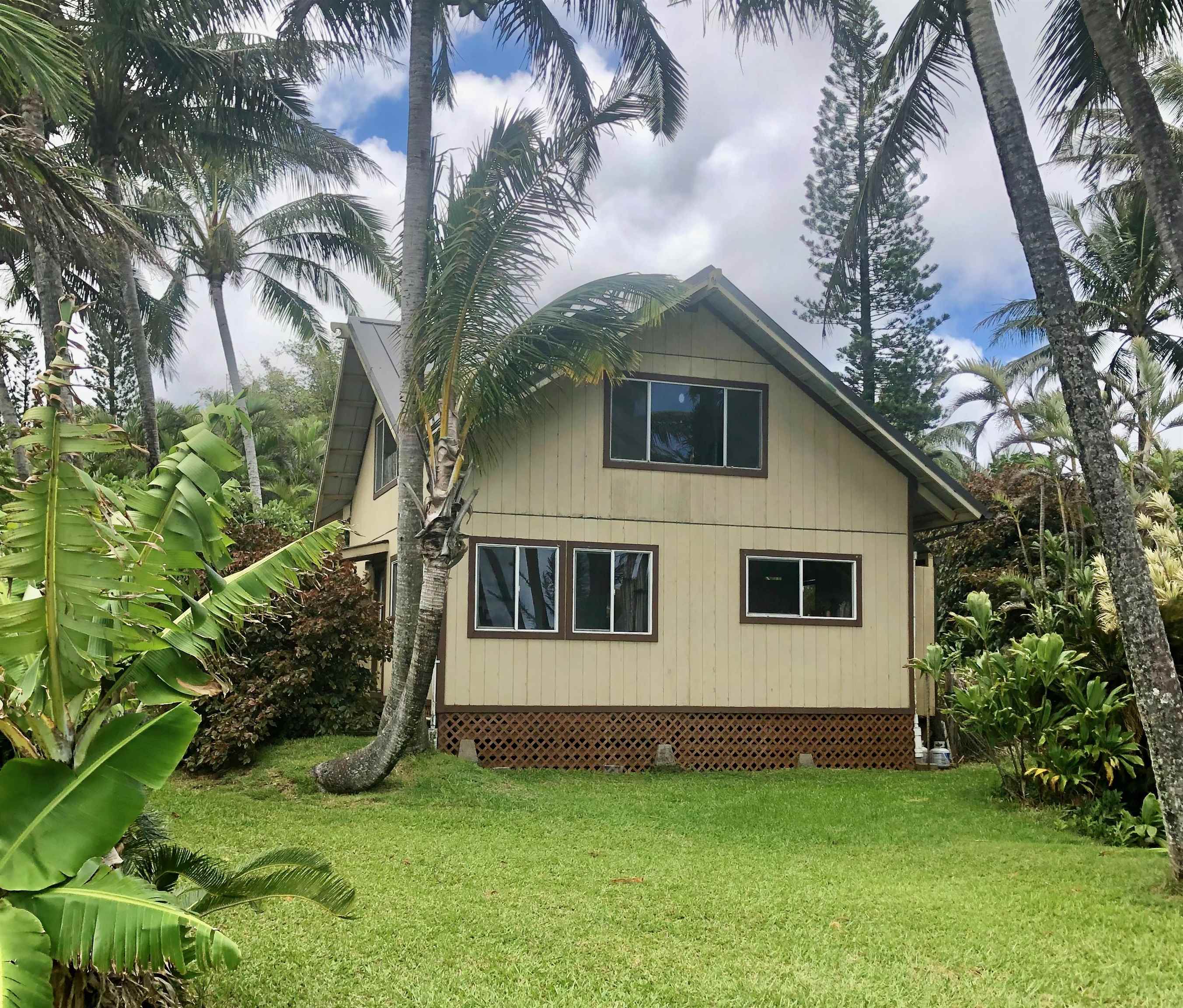 700 Honopou Road, Unit 700 HONOPOU RD Haiku, HI 96708 - Photo 3 of 50 a front view of a house with a garden