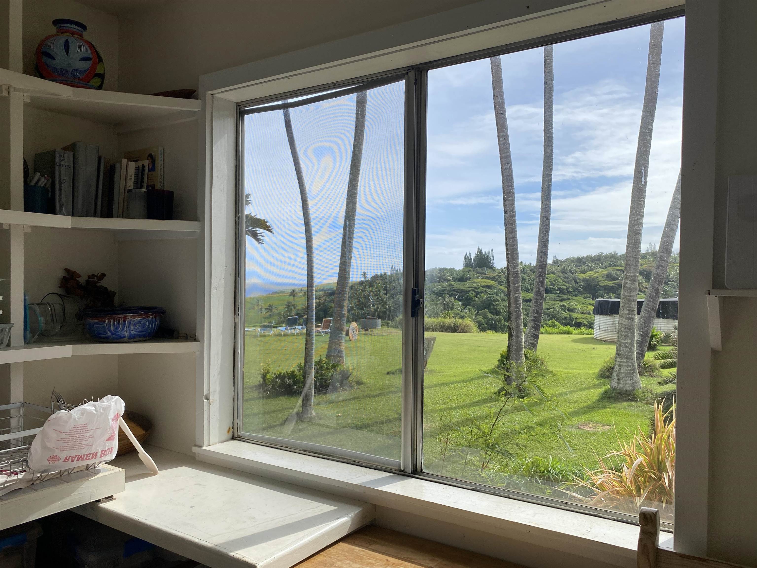 700 Honopou Road, Unit 700 HONOPOU RD Haiku, HI 96708 - Photo 36 of 50 a room with a window