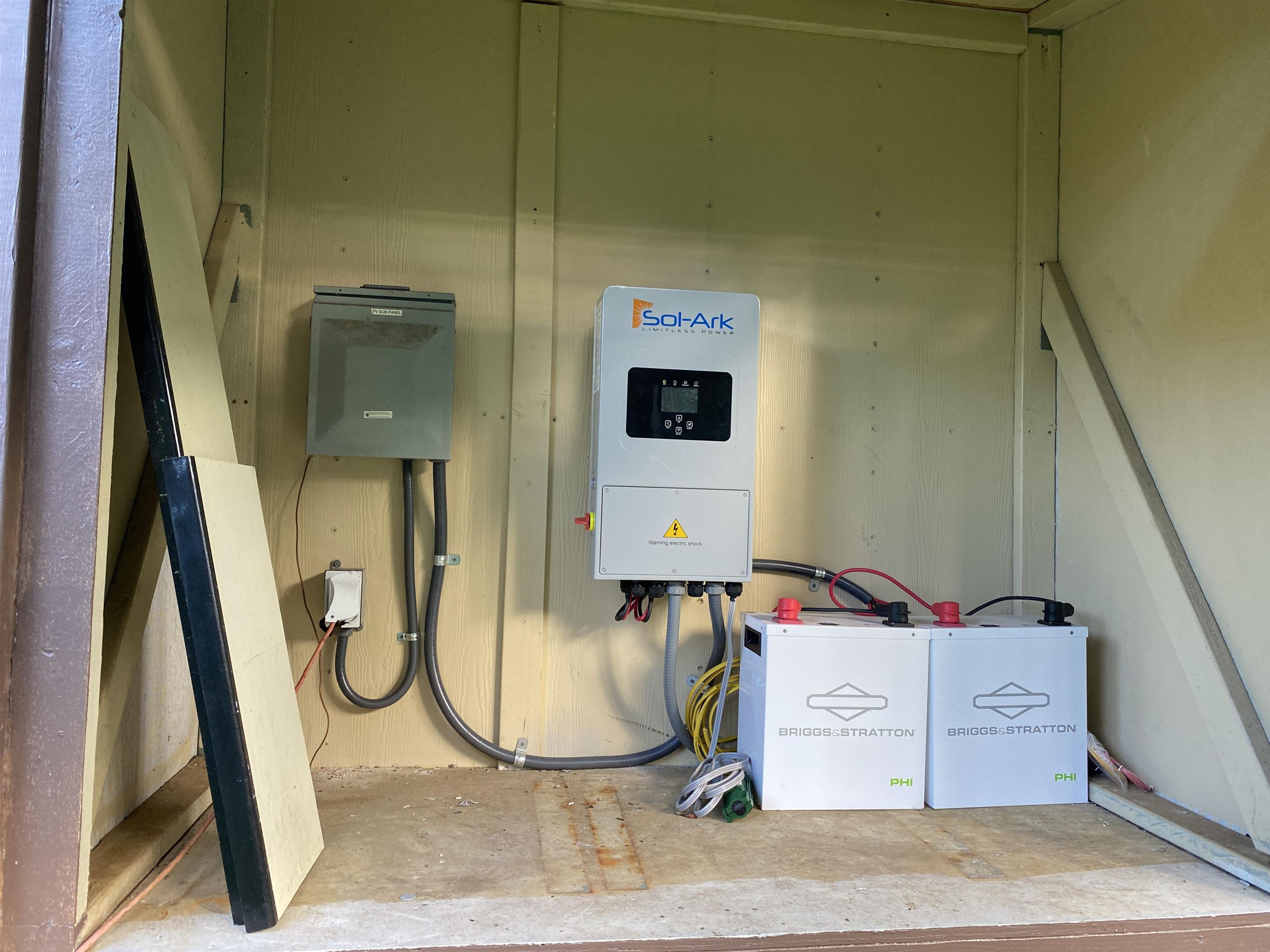 700 Honopou Road, Unit 700 HONOPOU RD Haiku, HI 96708 - Photo 41 of 50 a room with table and a mirror