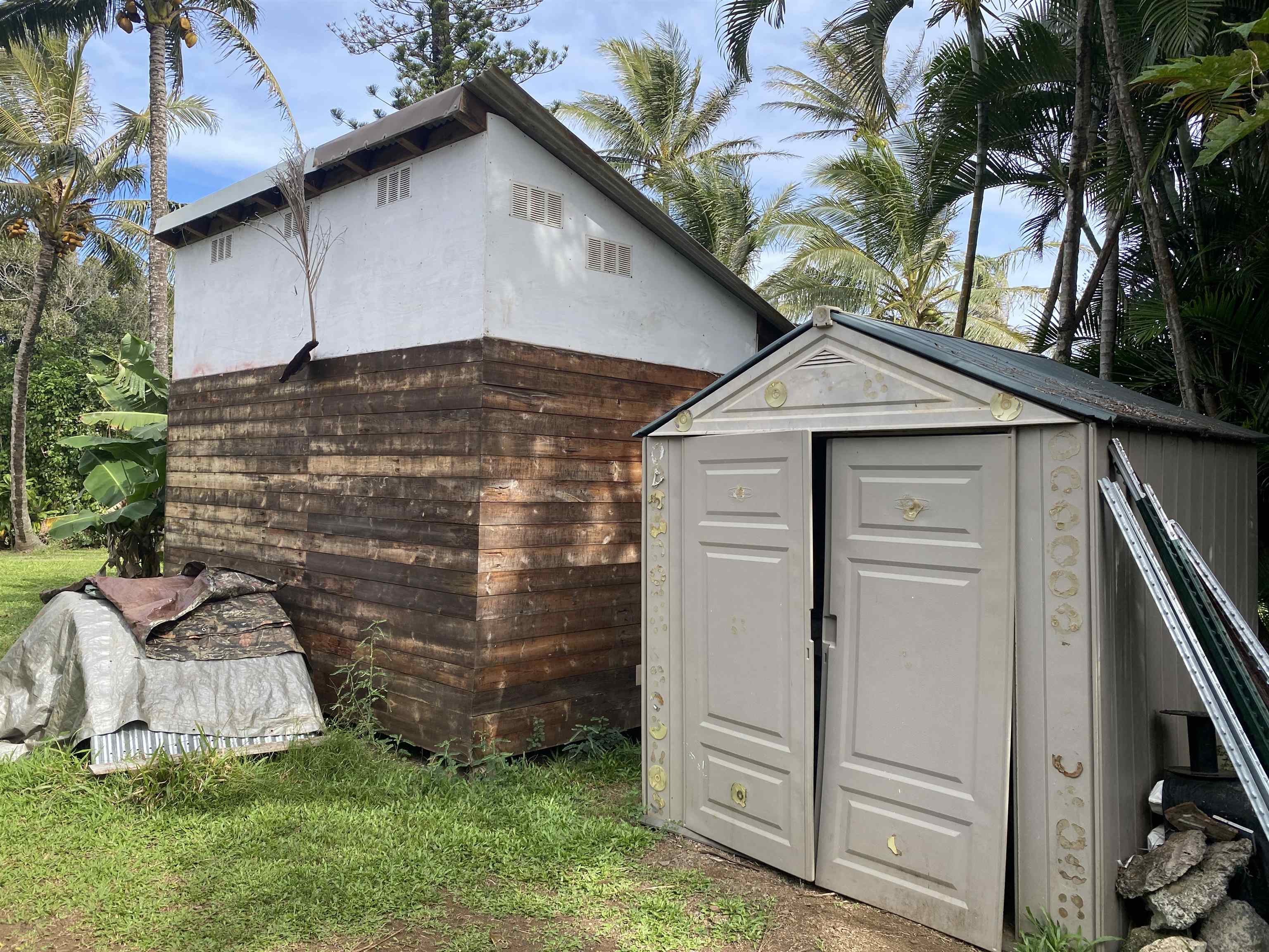 700 Honopou Road, Unit 700 HONOPOU RD Haiku, HI 96708 - Photo 44 of 50 a backyard of a house