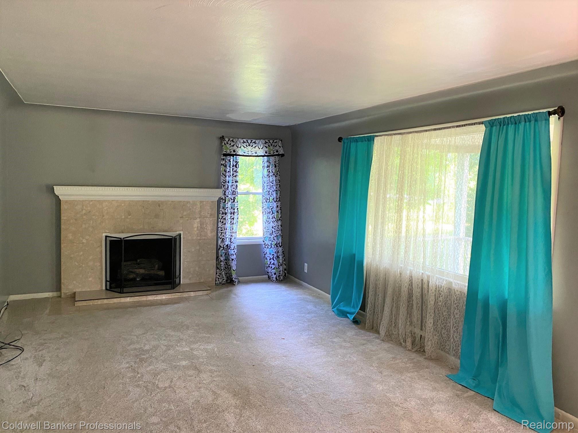3 11645 Livingroom.jpg