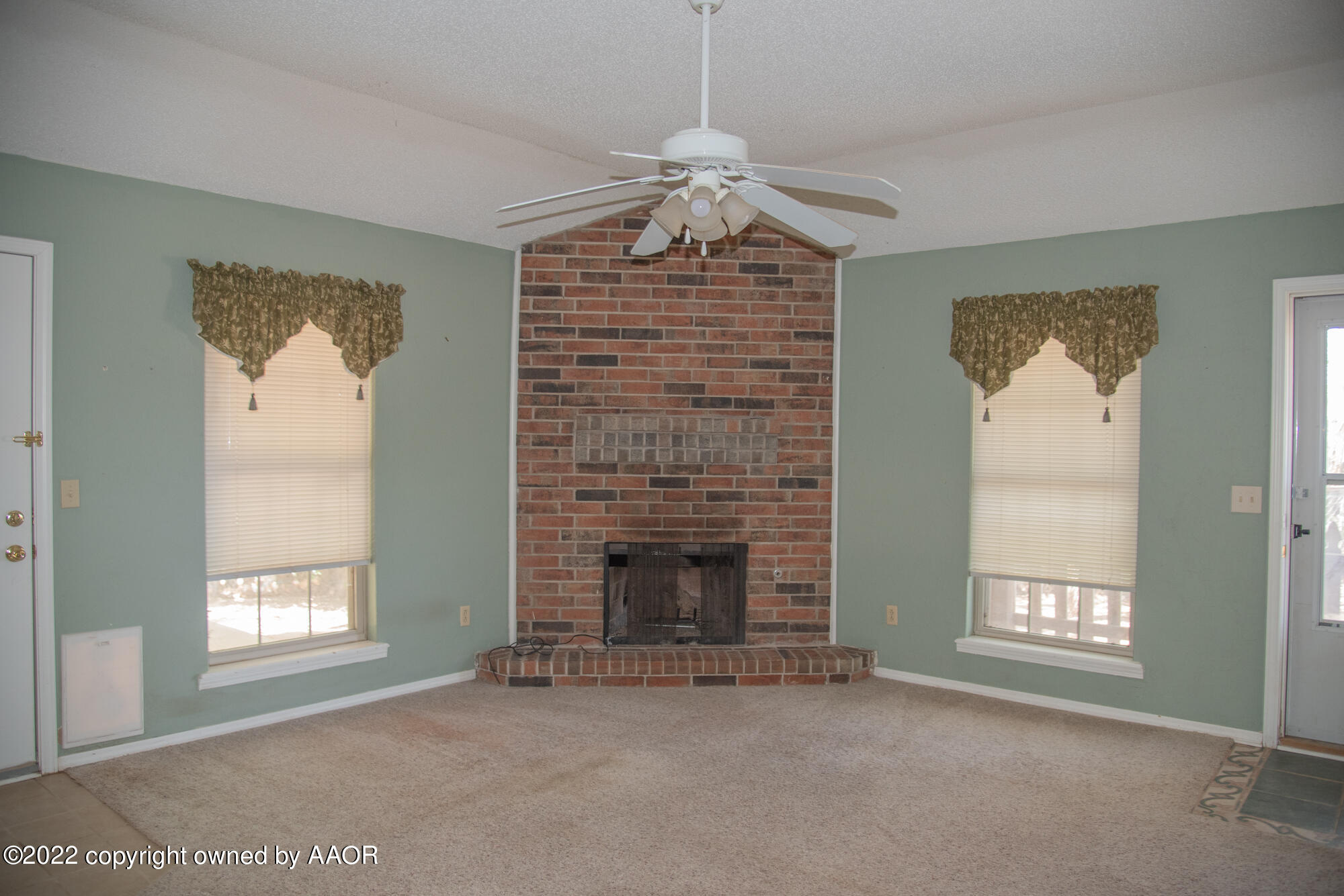 3112 Surf Drive Amarillo, TX 79110 - Photo 3 of 28 Living Room