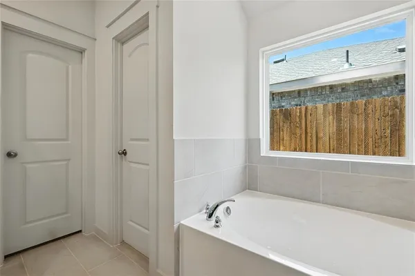 $2,200 | 106 Patrick Henry Drive, Venus, TX 76084