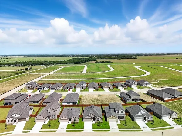 $2,200 | 106 Patrick Henry Drive, Venus, TX 76084