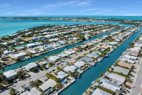 $1,225,000 | 230 11th Street, Key Colony Beach, FL 33051