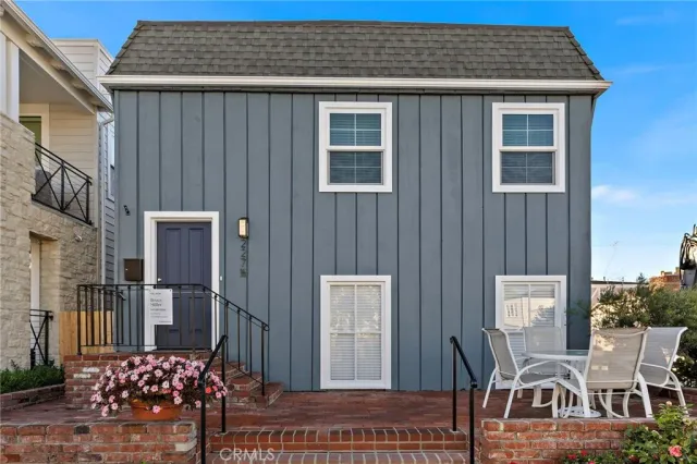 a outdoor view of a house