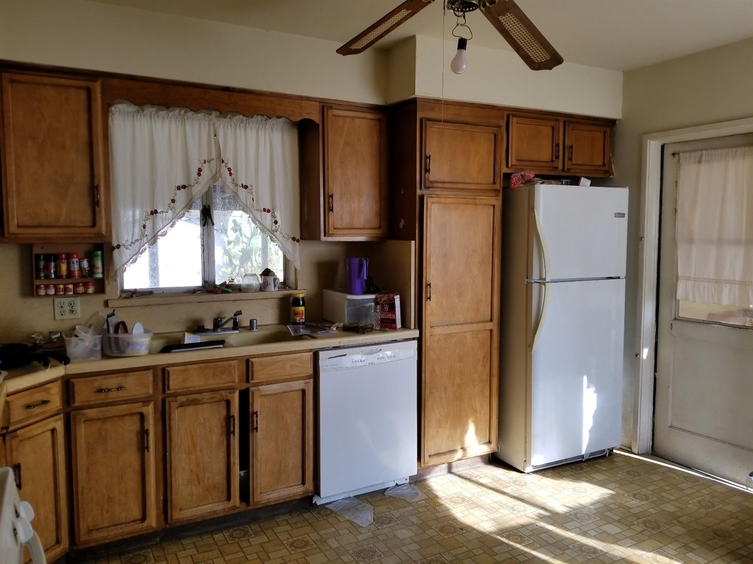 766 East Springfield Avenue Reedley, CA 93654 - Photo 3 of 14