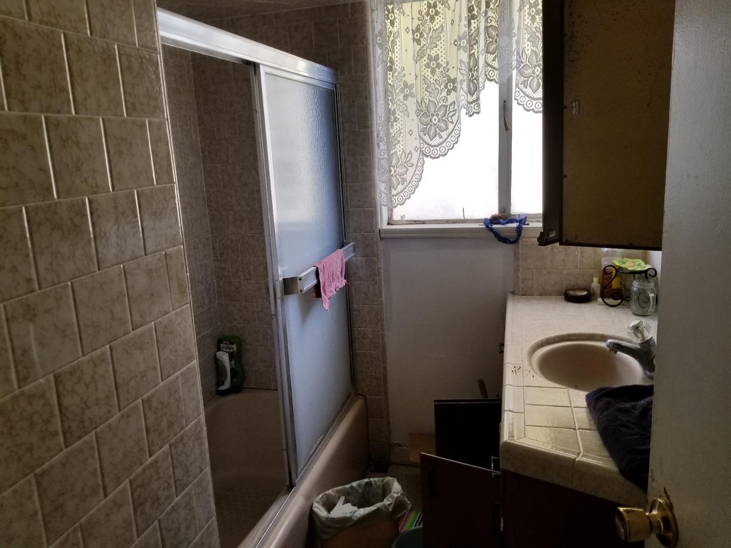 766 East Springfield Avenue Reedley, CA 93654 - Photo 7 of 14
