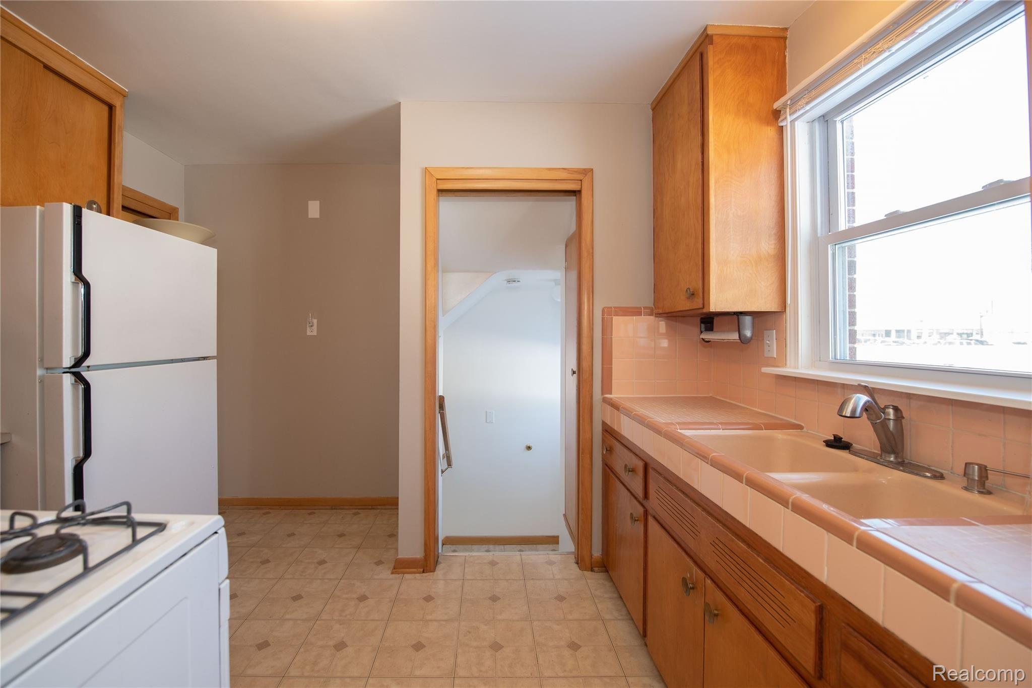 32609 Ruehle Avenue Warren, MI 48093 - Photo 10 of 40 Ruehle 32609 - 15.jpg
