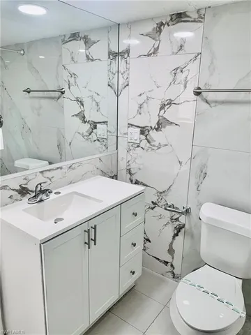 $1,500 | 826 Wiggins Pass Road, Unit 214, Naples, FL 34110