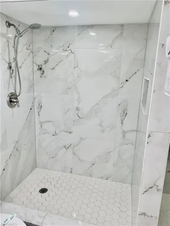 $1,400 | 826 Wiggins Pass Road, Unit 214, Naples, FL 34110